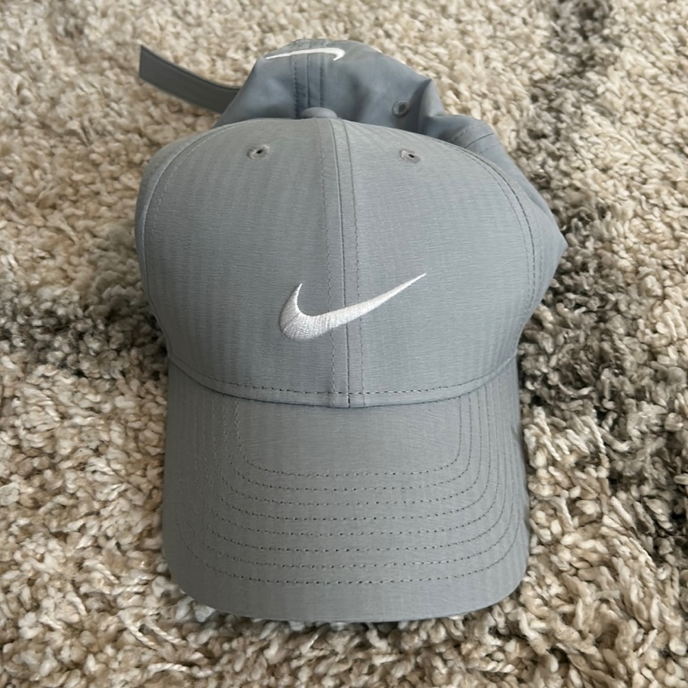 Never worn before Nike hat!!